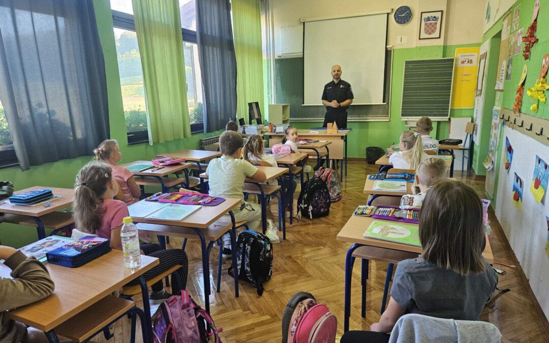 1. razred posjetio policijski službenik